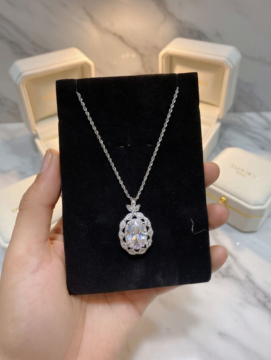 Luxury Oval Crystal Pendant Necklace